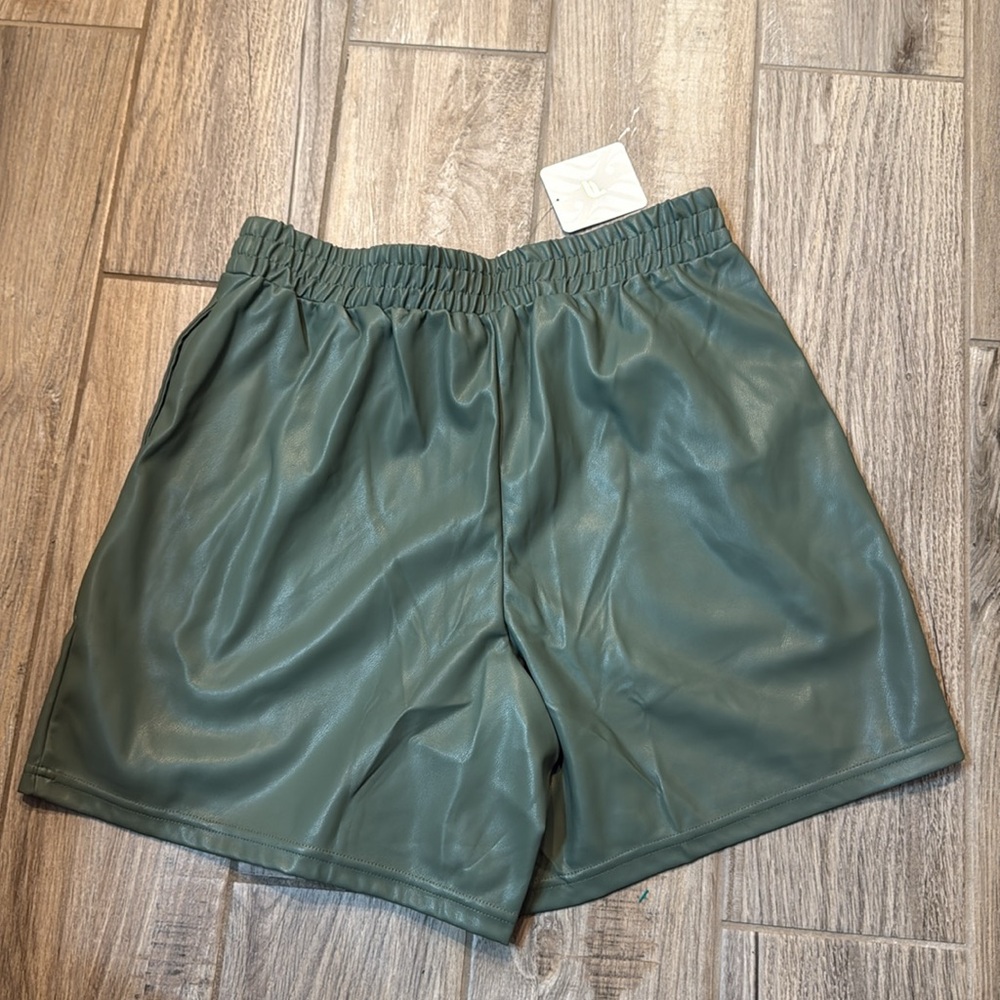 Fabletics Vegan Leather High-Waisted Short Size Medium‎ NWT - Picture 10 of 12